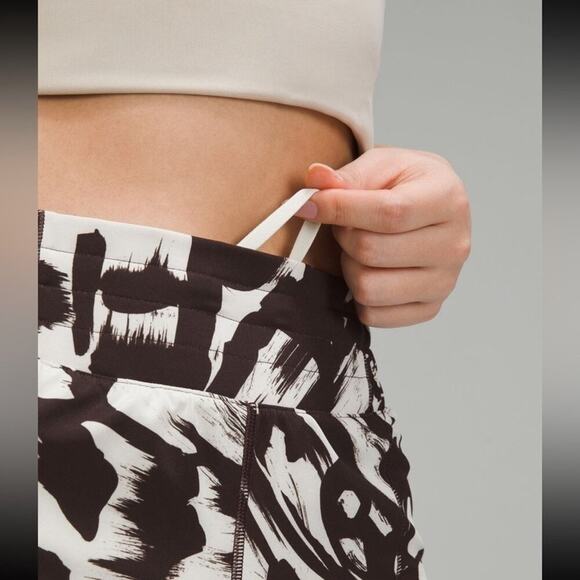 Lululemon Hottie Hot High Rise Lined Short 4" Size 4- Espresso/Bone Color NWT - Picture 5 of 11